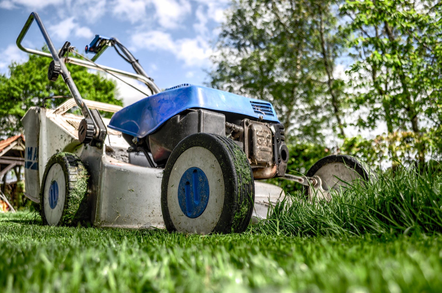 Using compact wood chippers for golf course maintenance